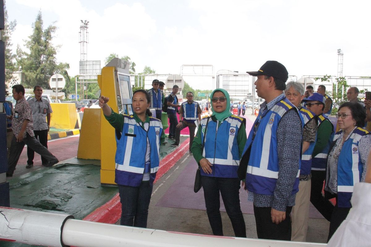 PT Jasa Marga Tbk kembali menggelar simulasi transaksi nir sentuh berbasis Radio-Frequency Identification (RFID) atau Single Lane Free Flow (SLFF) untuk meningkatkan layanan dan kenyamanan pengguna tol, Jumat (22/3/2019). Tampak dalam gambar Menteri BUMN Rini M Soemarno bersama Direktur Utama PT Jasa Marga Tnk Desi Arryani meninjau penerapan RFID di Tol Sedyatmo.