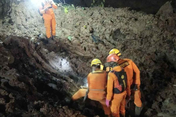 Tim SAR gabungan temukan korban berjenis kelamin laki-laki di lokasi pencarian sektor 1, lapang voli di Desa Cihanjuang, Cimanggung, Sumedang, Jawa Barat, Jumat (15/1/2021) pukul 22.16 WIB. Dok. Basarnas Bandung/KOMPAS.com