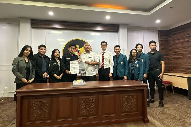 SAHABAT PENGADILAN: Perwakilan mahasiswa fakultas hukum atau FH Universitas Diponegoro (Undip) dan sejumlah perguruan tinggi lain menyerahkan amicus curiae ke MK pada Selasa (16/4/2024). 