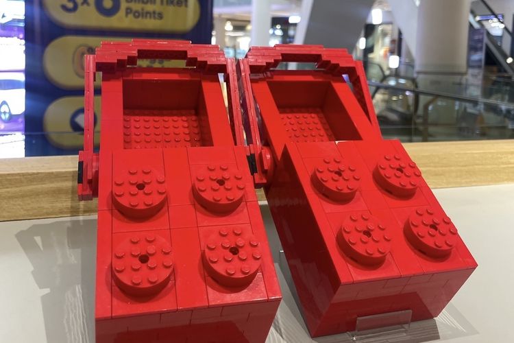 Crocs dan Lego Gandeng Komunitas Kreasikan Replika Sepatu Crocs x Lego