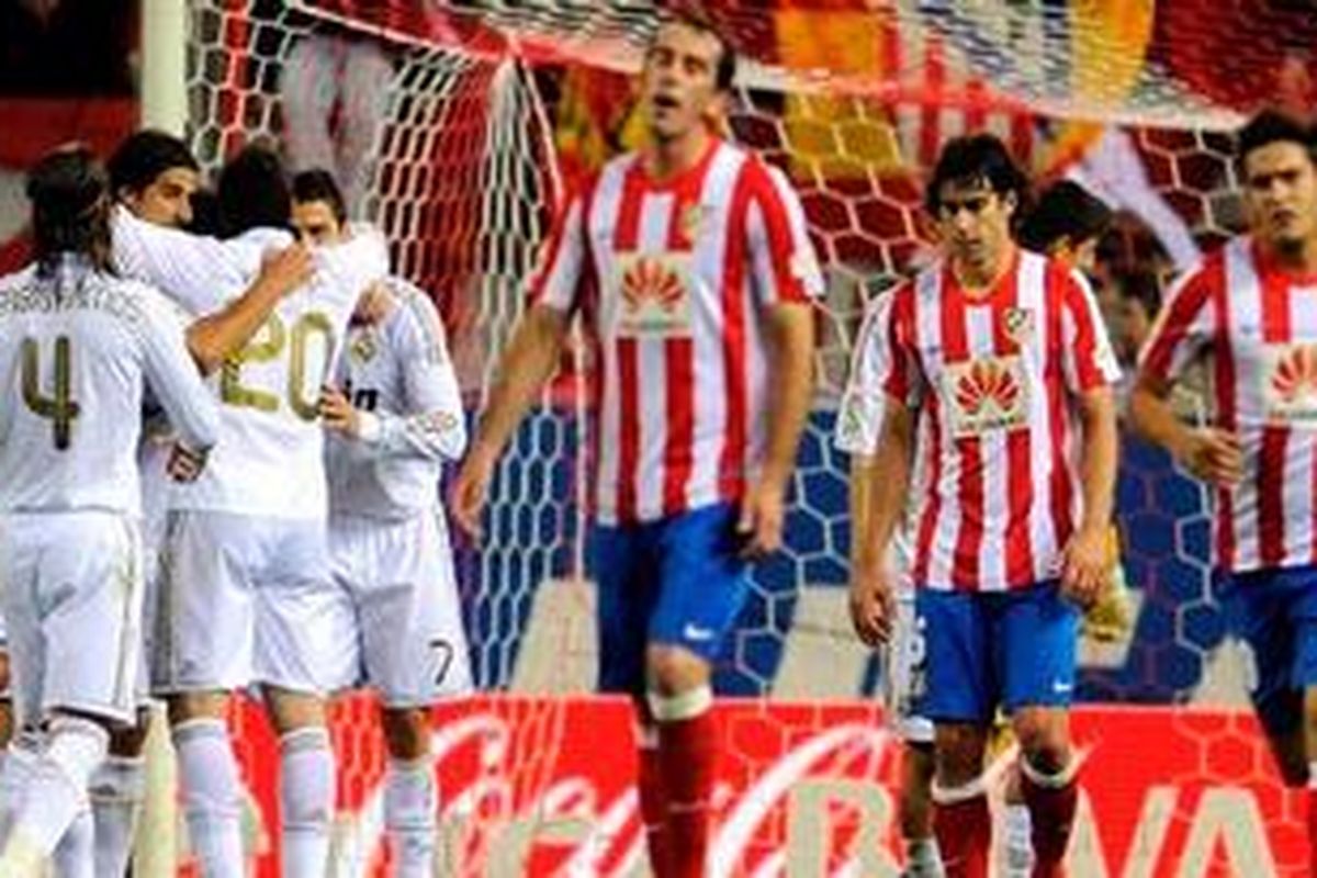 Para pemain Real Madrid (kiri) memberi selamat kepada Cristiano Ronaldo yang mencetak gol ke gawang Atletico Madrid pada lanjutan Liga BBVA, Rabu atau Kamis (12/4/2012) dini hari WIB. Ronaldo akhirnya mencetak hat-trick dan membawa timnya menang 4-1.