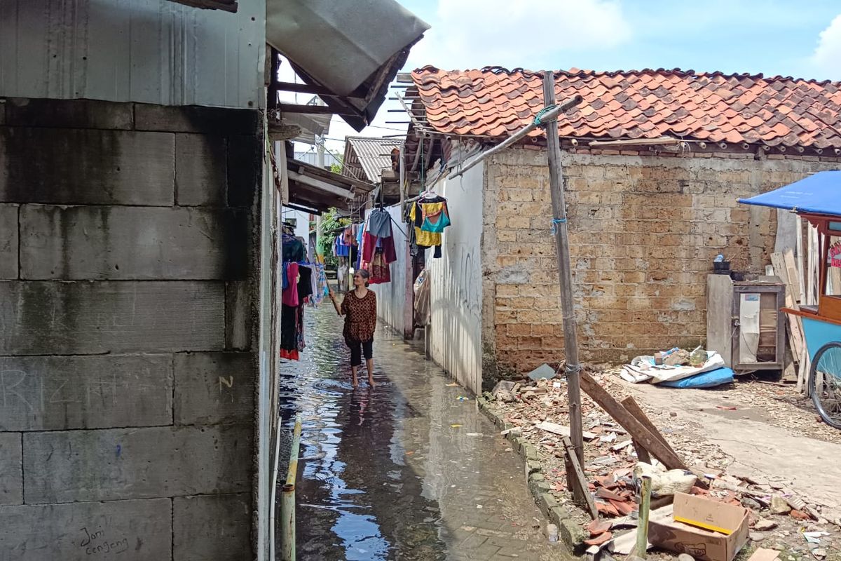 Banjir di Kawasan Gang H.Musanif, RT 08/RW 08 Kedaung Kaliangke, Cengkareng, Jakarta Barat mulai surut pada siang hari ini, Senin (28/2/2023).