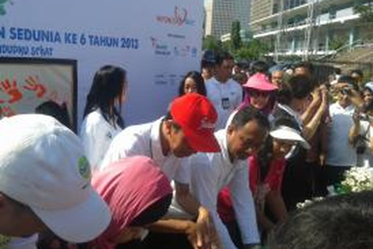 Gubernur DKI Jakarta Joko Widodo (tengah, bertopi merah) saat melakukan aksi cuci tangan pakai sabun dalam acara Cuci Tangan Pakai Sabun Sedunia ke 6 di Plaza Barat Senayan, Jakarta, Minggu (20/10/2013).