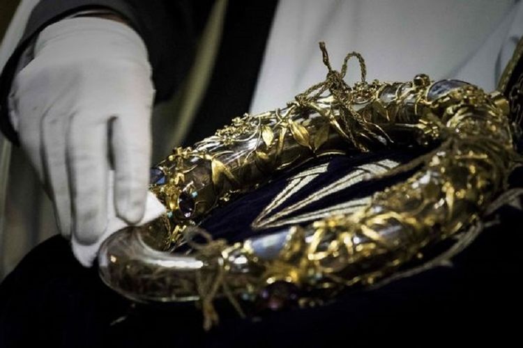 Inilah mahkota duri yang diyakini dipakai Yesus Kristus ketika disalib. Mahkota ini kini menjadi salah satu benda bersejarah yang diselamatkan dari Gereja Notre Dame, Paris, ketika kebakaran pada Senin (15/4/2019).