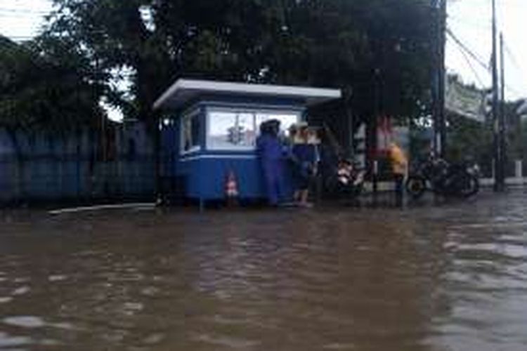 Petugas dari Dinas Bina Marga dan Pengairan (DBMP) Kota Bandung saat memantau kondisi banjir Gedebage di pos kontrol tol air, Jum'at (28/10/2016) KOMPAS.com/DENDI RAMDHANI 