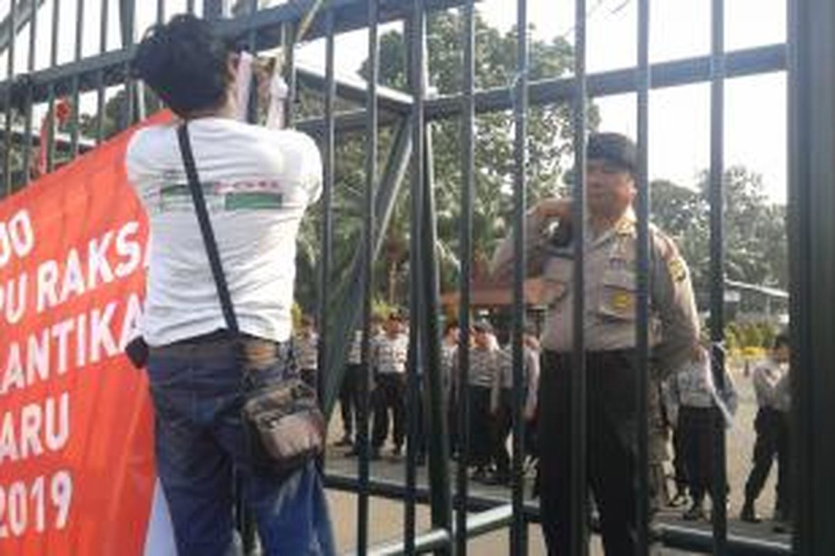 Mahasiswa menggantung kaus kaki di pagar Gedung DPR/MPR, saat melakukan unjuk rasa. Mahasiswa menilai DPR merupakan tempat yang kotor, karena diisi oleh beberapa anggota dewan terpilih yang menjadi tersangka dalam kasus korupsi, Rabu (1/10/2014).