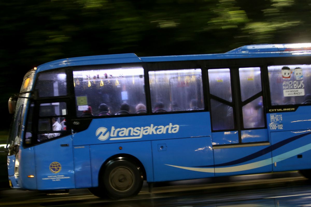 Bus transjakarta melintas di jalan sekitar Istana Negara menuju Stasiun Harmoni, Jakarta Pusat, Kamis (16/2/2017).