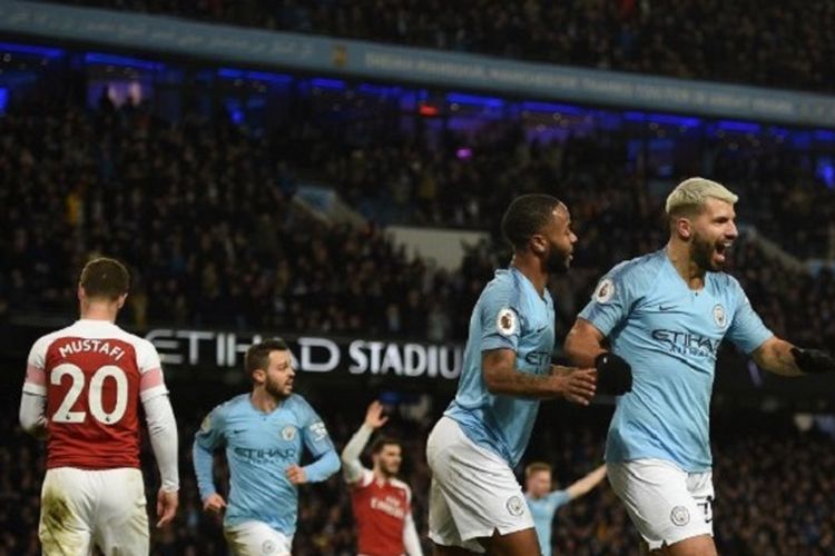 Raheem Sterling merayakan gol ketiga Sergio Aguero pada pertandingan Manchester City vs Arsenal di Stadion Etihad dalam lanjutan Liga Inggris, 3 Februari 2019. 