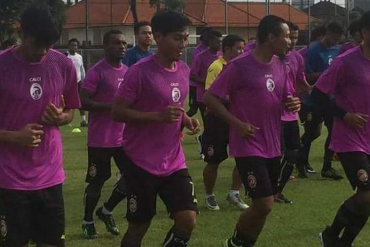 Sriwijaya FC melakukan pemanasan dan latihan bersama di Denpasar Bali tadi pagi (9/2)