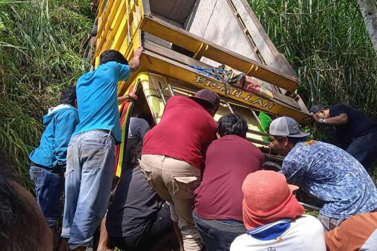 Proses evakuasi pengemudi truk yang kecelakaan di Jalan Raya Grabag - Pucang, tepatnya di Dusun Mlobo, Desa Karangkajen, Kecamatan Secang, Kabupaten Magelang, Jawa Tengah, Kamis (23/6/2022).