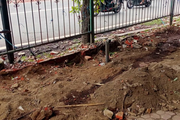 Lokasi penemuan kerangka manusia yang berada di pinggir ruko kosong Jalan Galunggung No 65 Kavling 7 - 8 Kelurahan Gading Kasri, Kecamatan Klojen, Kota Malang. 
