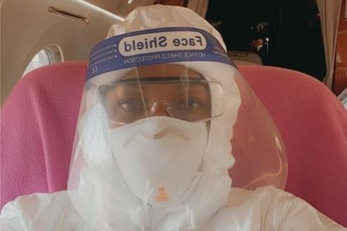 Takut Virus Corona, Naomi Campbell Pakai Baju Hazmat di Pesawat