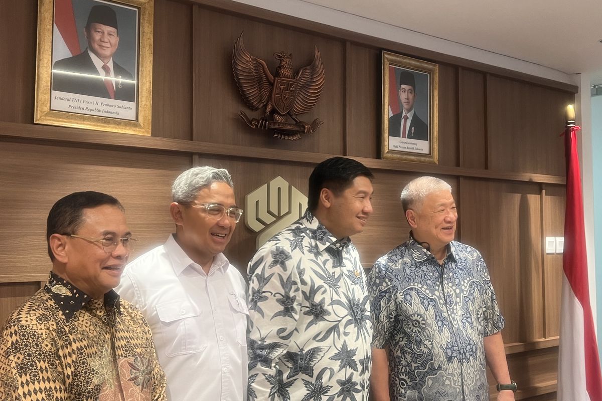 Menteri PKP Maruarar Sirait bersama Bos Agung Sedayu Group sekaligus Wakil Ketua Yayasan Buddha Tzu Chi Indonesia Sugianto Kusuma alias Aguan, dan beberapa kepala daerah di kantornya, Jakarta, Rabu (16/4/2025).