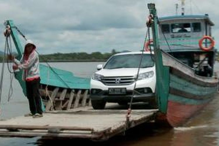 Kapal kayu di Sungai Mahakam, Kalimantan Timur, yang menyeberangkan kendaraan dan penumpang dari Tenggarong ke Samarinda.