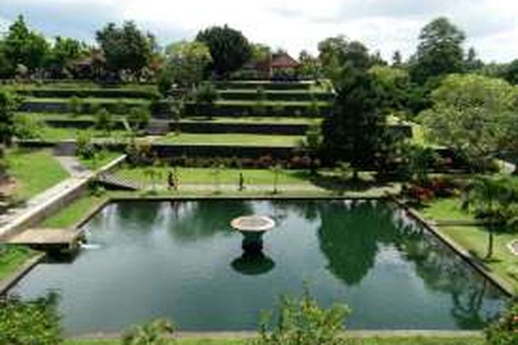 Pemandangan dari Bale Terang terdapat bekas pemandian para Selir Raja di Taman Narmada, Lombok Barat, Nusa Tenggara Barat.