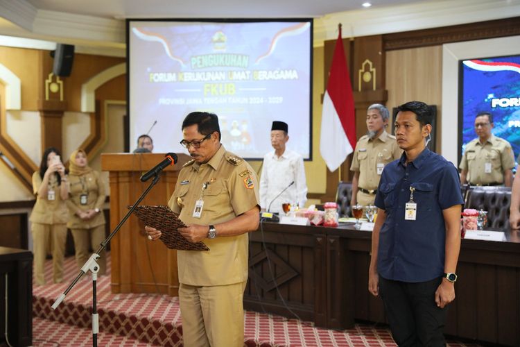 Penjabat (Pj) Gubernur Jawa Tengah (Jateng) Nana Sudajana saat mengukuhkan pengurus FKUB Jateng periode 2024-2029, di Gedung B Lantai 5, Kompleks Kantor Gubernur, Senin (24/6/2024). Terdapat 21 orang pengurus pada periode ini.