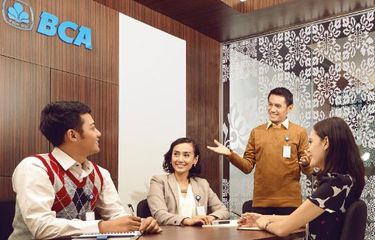 Karyawan Bank BCA.