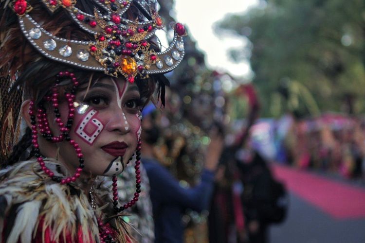 Peserta Solo Batik Carnival 2022 tengah menunggu kedatangan Menteri Investasi/ Kepala BKPM Bahlil Lahadalia dan Wali Kota Surakarta Gibran Rakabuming Raka yang datang berkuda dari Loji Gandrung, Kamis (7/7/2022).