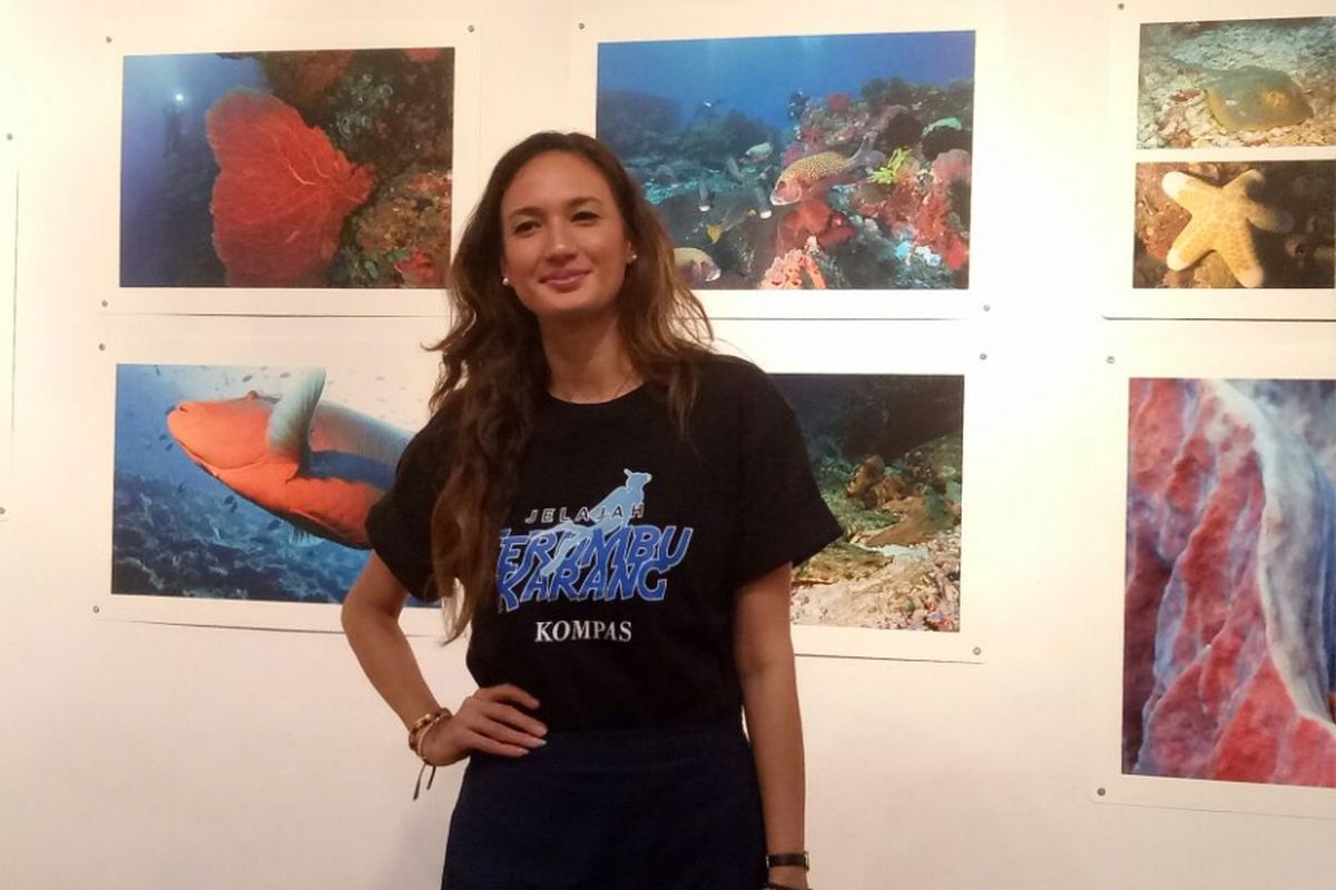 Nadine Chandrawinata berpose usai menjadi pembicara dalam Talkshow Scuba Diving & Keindahan Bawah Laut di Bentara Budaya Jakarta, Palmerah Selatan, Sabtu (24/2/2018).