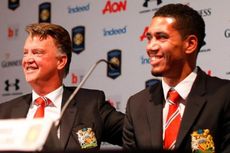 VIDEO Van Gaal Perkenalkan Mike Smalling