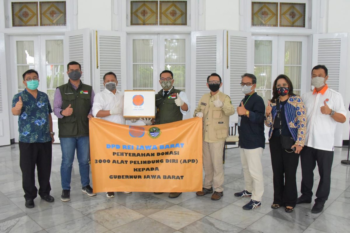 Gubernur Jawa Barat, Ridwan Kamil, menerima donasi perlengkapan medis dari perusahaan dan organisasi di gedung Pakuan Bandung, Jumat (24/4/2020)