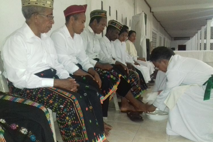 Sebanyak 12 Rasul yang mendapatkan tugas pada perayaan Kamis Putih di Gereja Paroki Santo Arnoldus dan Josef Waelengga, Kevikepan Borong, Keuskupan Ruteng, Kamis (18/4/2019) memakain kain tengge Songke saat ritual pembasuhan kaki oleh Pastor Eduardus Tanis, Pr. Tradisi Tengge kain songke selalu dilestarikan saat perayaan Paska di Flores Barat. (KOMPAS.com/MARKUS MAKUR)