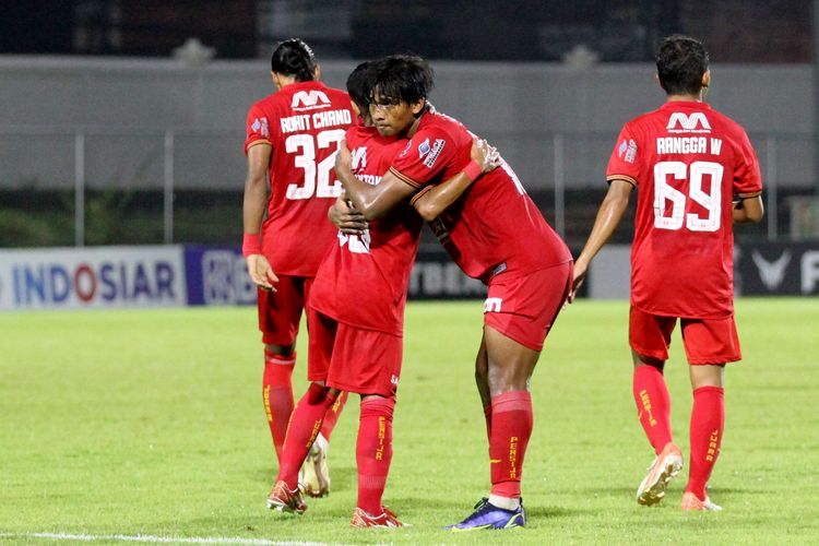 Pemain Persija Jakarta Irfan Jauhari berpelukan seusai menjebol gawang Persikabo 1973 saat pertandingan pekan ke 31 Liga 1 2021-2022 yang berakhir dengan skor 0-4 di Stadion Kompyang Sujana Denpasar, Minggu (13/3/2022) malam.