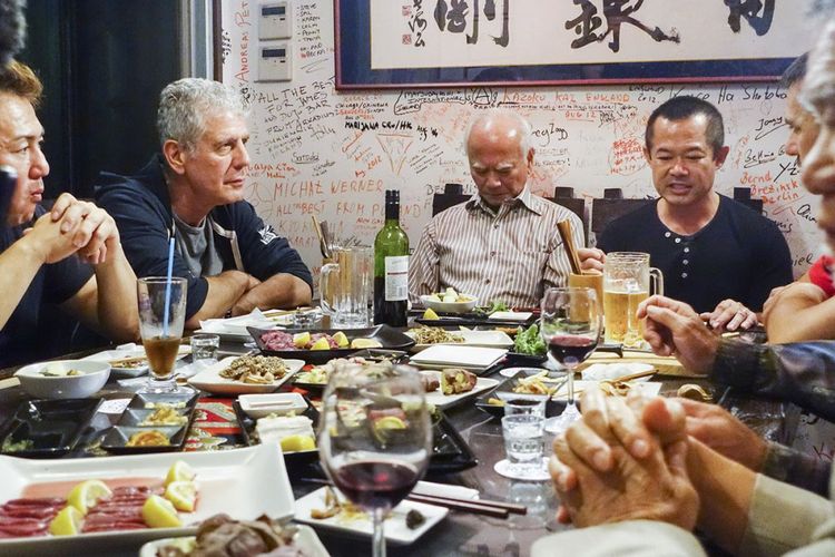 Anthony Bourdain (kedua dari kiri) berbincang dalam sebuah makan malam bersama warga Okinawa Jepang. Episode ini ditayangkan pada 2013.