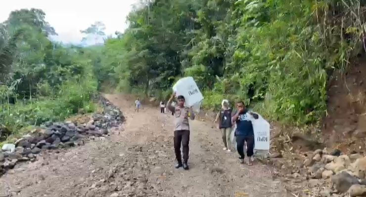 Kawal Distribusi Logistik ke Wilayah Terpencil, Polisi di Tidore Jalan Kaki 2 Km