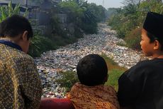 Lagi, Kali di Bekasi Tertutup Sampah Plastik