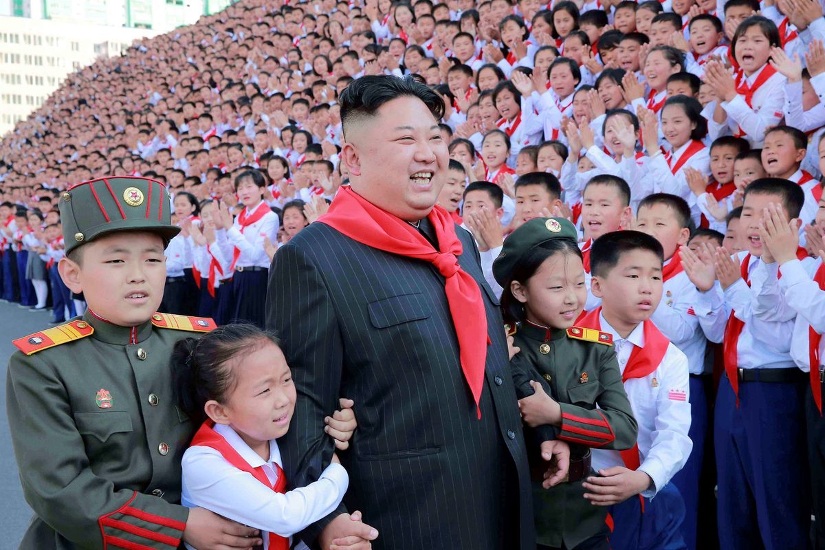 Pemimpin Tertinggi Korea Utara Kim Jong Un saat menghadiri Congress of the Korean Childrens Union (KCU) ke-8 pada 8 Juni 2017 di Pyongyang, Korea Utara.