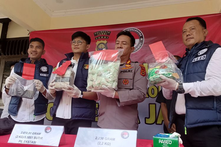 Tiga Warga Riau Bawa 5 Kg Sabu dan Ribuan Pil Ekstasi Pakai Motor ke Jambi