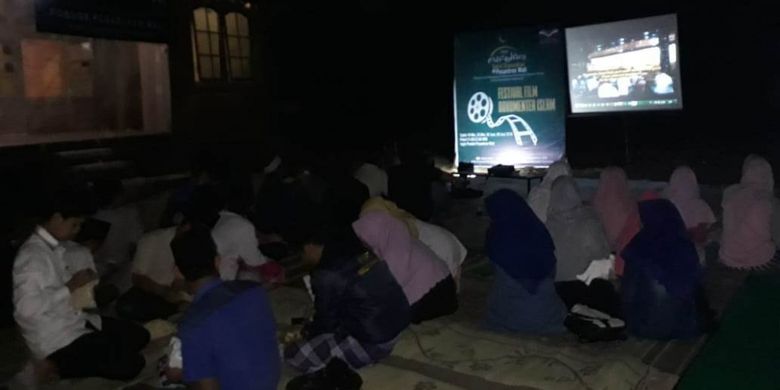 Para santri, assatidz, wali santri dan masyarakat tengah menyaksikan Film Mahrajan Wali Jawi di pelataran joglo Pondok Pesantren Wali (Wakaf Literasi Islam Indonesia) di desa Candirejo, Kecamatan   Tuntang, Kabupaten Semarang, Sabtu (19/5/2018) malam.