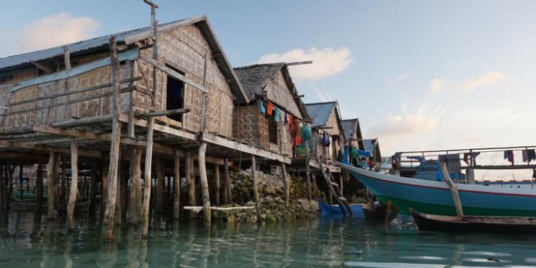 Rumah warga suku Bajo di Desa Mola, Pulau Wangi-wangi, Kabupaten Wakatobi, Sulawesi Tenggara, Sabtu (8/8/2015).