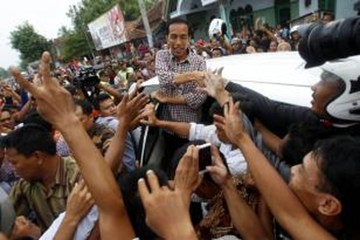 Calon presiden nomor urut 2, Joko Widodo (Jokowi) disambut ribuan warga di Pasar Induk Kajen, Pekalongan, Jawa Tengah, Kamis (19/6/2014). Dalam orasinya Jokowi mengatakan kegembiraannya karena disambut ribuan warga di lokasi tersebut.
