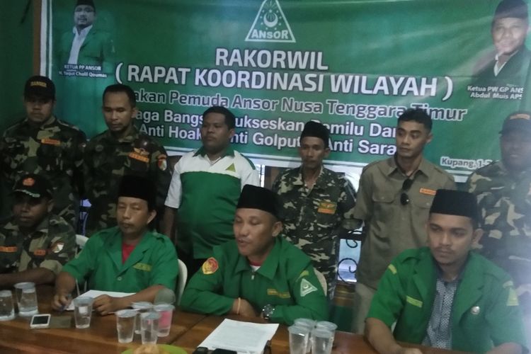 Ketua GP Ansor NTT Abdul Muis (Tengah) bersama sejumlah pengurus dan Banser, saat memberikan keterangan pers kepada sejumlah wartawan di Kupang, Minggu (31/3/2019)