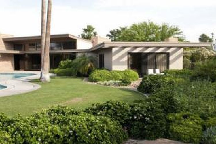 Rumah di Palm Springs ini merupakan yang paling terkenal di antara rumah Sinatra lainnya. Twin Palms, begitu Sinatra menyebutnya, memiliki empat kamar tidur, tujuh kamar mandi, dan kolam renang berbentuk piano.