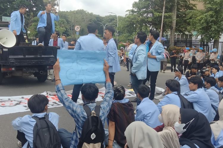 Massa dari mahasiswa UIN Raden Fatah Palembang memblokir jalan di depan gedung DPRD Sumsel, Kamis (20/2/2025).