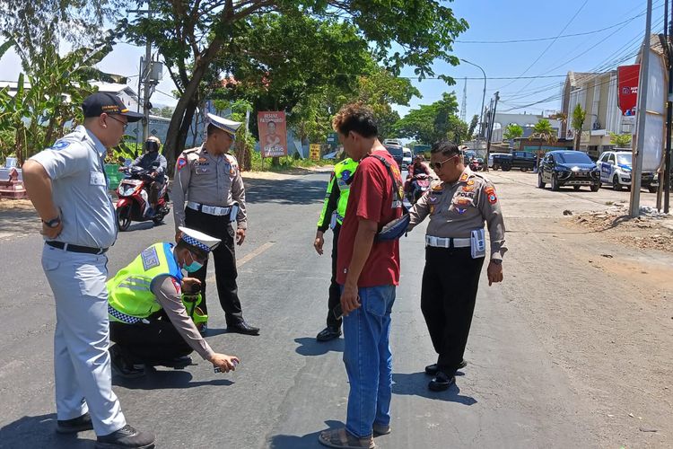 Foto: Satlantas Polres Situbondo melakukannolah TKP di Jalan Raya Pantura Besuki Situbondo Jawa Timur pada 23 September 2023.