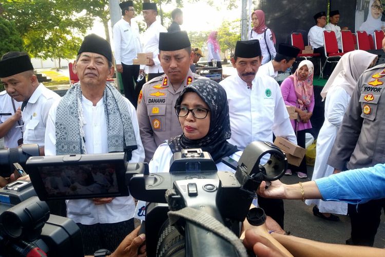Bupati Blitar Rini Syarifah menjawab pertanyaan wartawan di halaman Kantor Pemkab Blitar, Rabu (29/5/2024)