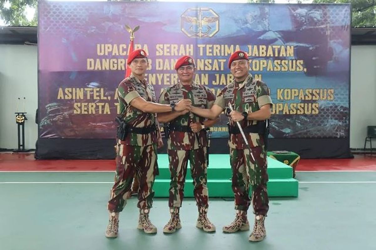 Letnan Kolonel (Letkol) Inf Charles Alling (kanan) resmi menjabat sebagai komandan pasukan elite dari Komando Pasukan Khusus, Sat 81 Kopassus. Jabatan Dansat 81 Kopassus yang sebelumnya diemban Kolonel Inf Nasrul Faturrahman, kini resmi berpindah kepada Letkol Inf Charles Alling setelah dilaksanakan serah terima jabatan (sertijab) oleh Danjen Kopassus Mayjen Iwan Setiawan pada Sabtu (25/2/2023).