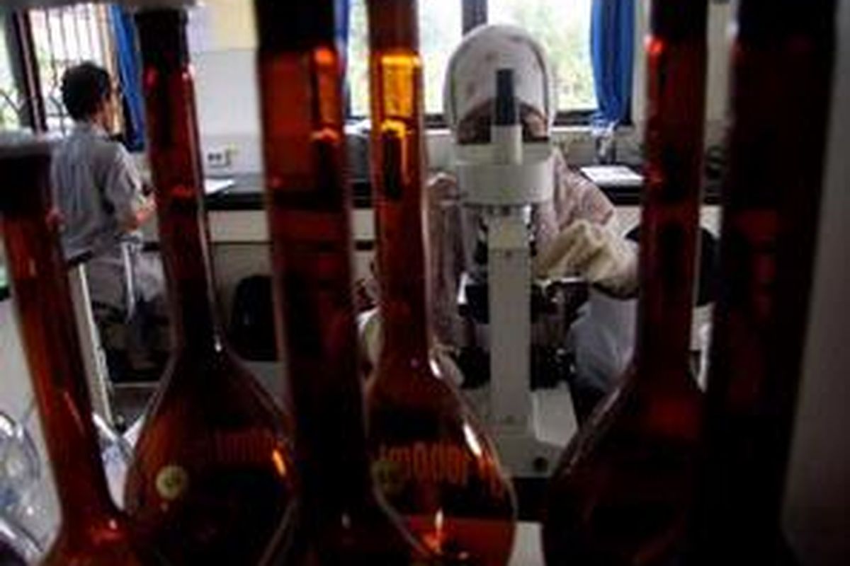 Petugas Laboratorium Lingkungan Rumah Sakit Persahabatan, Jakarta mengamati bakteri yang terdapat pada sampel air limbah rumah sakit, Selasa (4/11).