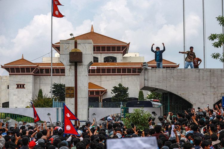 Para peserta demo Nepal berorasi di depan Gedung Parlemen di Kathmandu, Senin (8/9/2025). Istilah Nepo Baby atau ?Nepo Kids? yang populer di Hollywood kini dipakai Gen Z Nepal untuk melawan korupsi dan ketidakadilan sosial.