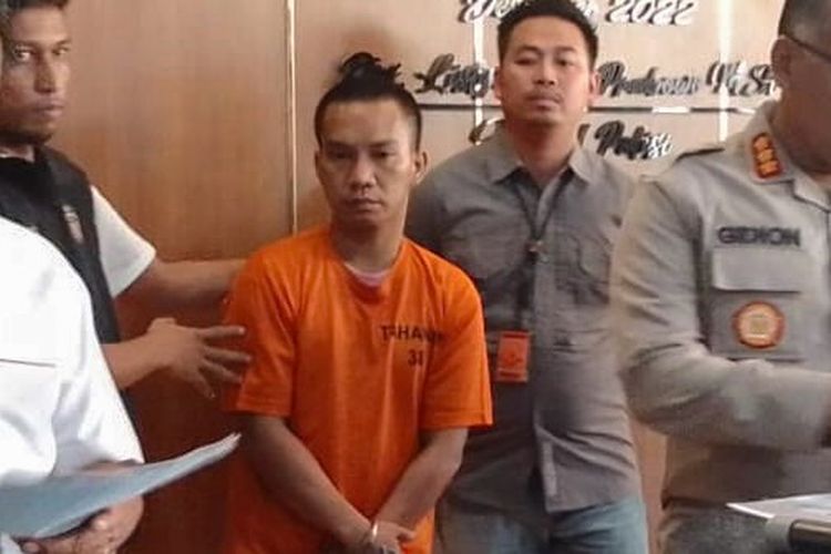 Tersangka pembunuhan berinisial FO yang menghabisi ayah tirinya di Penjaringan, Jakarta Utara. 