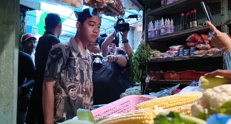 Blusukan di Pasar Cihapit Bandung, Gibran Belanja 3 Kilogram Timun