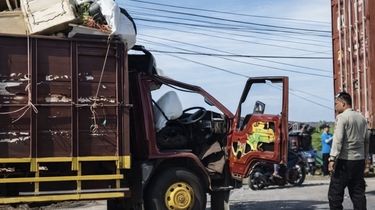 Truk Tabrak Truk di Jalur Pantura Indramayu, Satu Orang Tewas