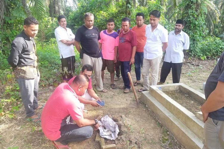 Petugas kepolisian melakukan olah TKP pada kasus makam bayi diduga dibongkar orang di TPU belakang Pasar Tandun di Kabupaten Rokan Hulu, Riau, Jumat (10/6/2022).