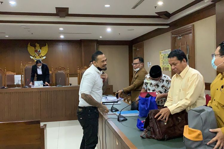 Jerinx SID menghadiri sidang lanjutan perkara pengancaman terhadap Adam Deni di Pengadilan Negeri (PN) Jakarta Pusat, Senin (7/2/2022). Pada persidangan tersebut, saksi ahli psikiatri forensik, dokter Tara tidak menemukan adanya indikasi kecemasan dan rasa takut dalam diri Adam Deni.