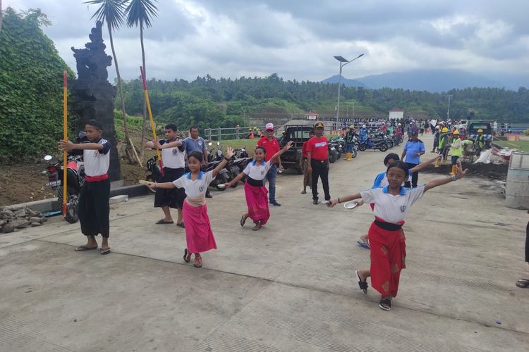Siswa sekolah dasar dan menengah di Kabupaten Buleleng, Provinsi Bali, berlatih tari untuk persiapan menyambut Presiden Joko Widodo.