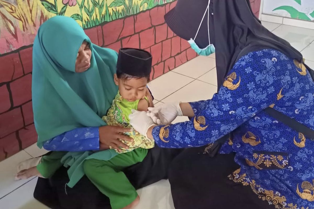 Petugas kesehatan melakukan imunisasi tambahan di Kecamatan Pasean Pamekasan, Rabu (24/9/2025)
